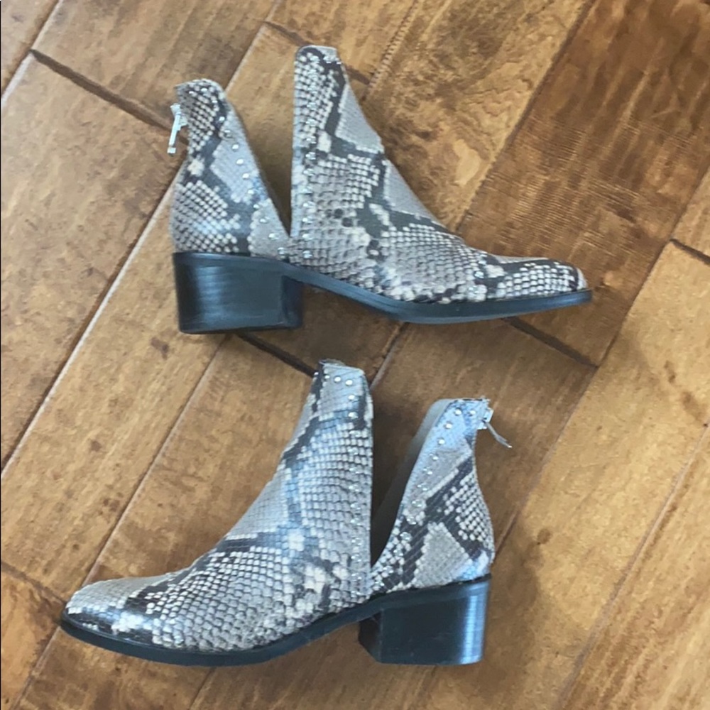 STEVE MADDEN Snake print booties